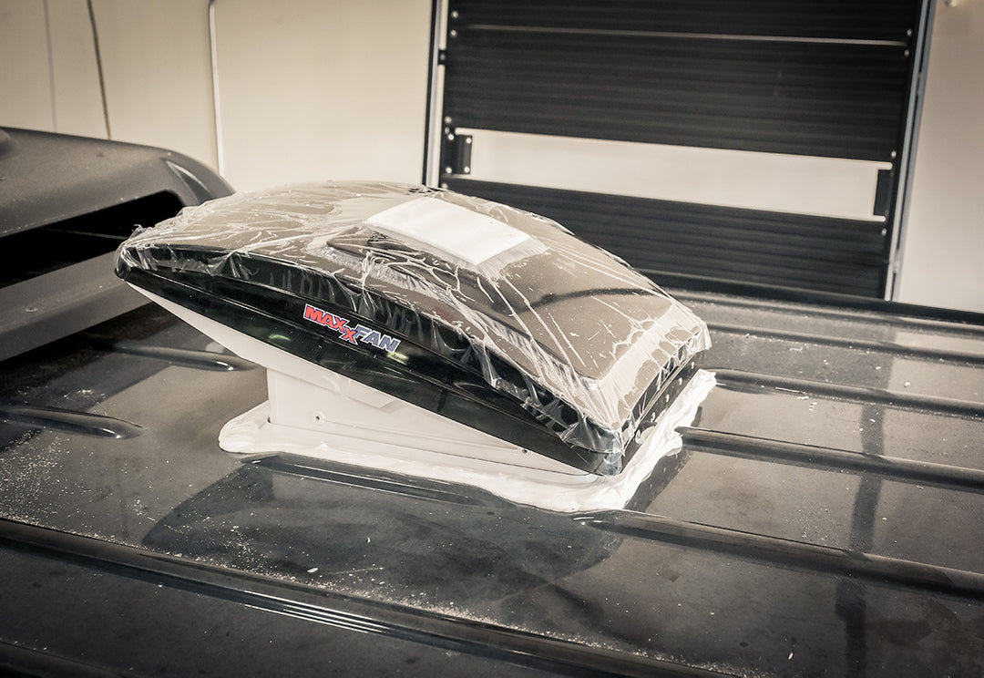 【新品未使用】MAX FAN Deluxe 車両用換気ファン Maxxair Maxfan Deluxe Roof Vent - RB Components