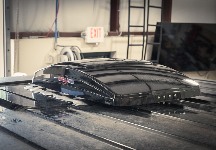 【新品未使用】MAX FAN Deluxe 車両用換気ファン Maxxfan Deluxe All-In-One RV Vent, Shield & Fan (Smoke 10 Speed